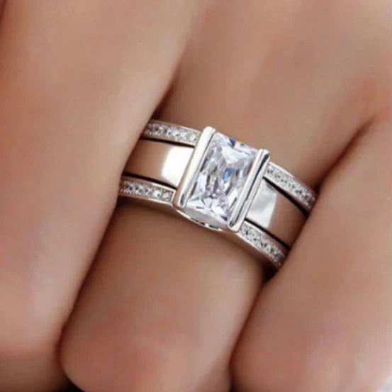 Solange – Sculpted White Gold Ring