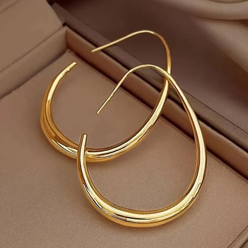 Alina – Curved Gold Earrings