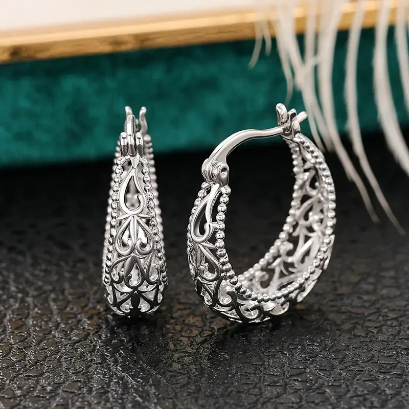Elowise – Sculpted White Gold Earrings